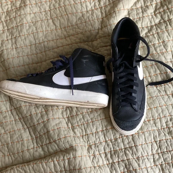 Black Nike high tops - Picture 2 of 3